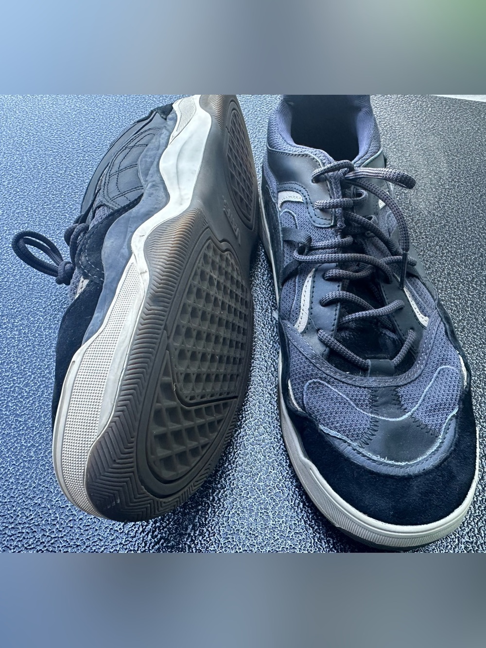 Vans Men's Navy and Black Low-Top Sneakers
